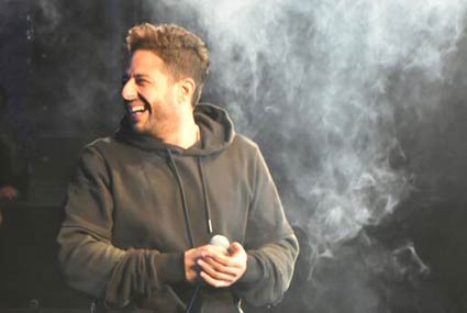 محمد حماقي بملابس "كاجوال" في حفل الجامعة البريطانية