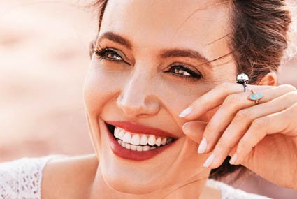 أنجلينا جولي مشرقة في إفريقيا