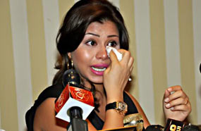 شيرين تبكي أثناء تكريمها من جمعية العلماء المصريين بالولايات المتحدة الأمريكية