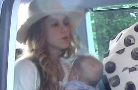 شاكيرا تصل برلين مع ابنها ساشا