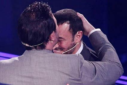 عاصي الحلاني يقبل كاظم الساهر