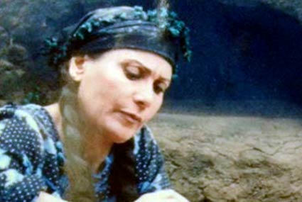 ولدت سعاد نصر عبد العزيز 12 مارس 1953 في حي شبرا، كانت طموحتها أن تكون صحفية