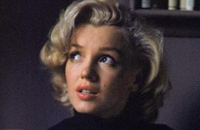 مارلين مونرو
ظلت أشهر "نجمة إغراء في العالم" تعاني طوال حياتها من ماضي عصيب  بسبب نشأتها القاسية وتنقلها بين دور رعاية وأسر بالتبني وهي في سن صغير، فضلا عن تعرضها للاغتصاب وهي مرحلة المراهقة، الأمر الذي دفعها للهروب من كل هذا بتناول المهدئات والكحوليات، حتى عثر على جثتها بداخل منزلها في الخامس من أغسطس عام 1962 عن عمر 36 عاما. وأفاد تقرير الطب الشرعي أن سبب وفاة "مارلين" هو تناولها جرعة زائدة من هذه المهدئات، على الرغم من أن هناك شكوك حتى الآن حول صحة هذا التقرير، حيث يؤكد بعض المقربين من "مارلين" أن السبب الحقيقي وراء وفاتها هو الرئيس الأمريكي الأسبق بالستينيات جون كينيدي، الذي كان على علاقة سرية معها، وشارك بقتلها بعدما هددته بفضح أدق الأسرار العسكرية لرفضه إعلان زواجه منها.