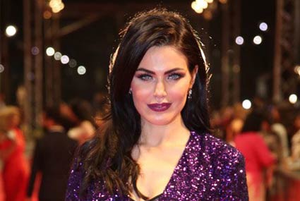 دارين حداد خفطت الأنظار بفستانها في حفل توزيع الأوسكار العربي، فستانها يناسبها كثيرا وموديله مختلف
