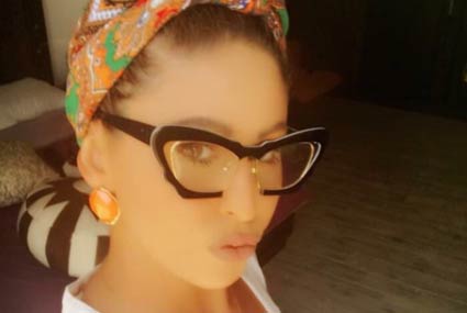 شاركت الفنانة مي سليم جمهورها بصورة جديدة لها ظهرت فيها بشكل مختلف بعدما وضعت "تربون" على رأسها وارتدت نظارة طبية، وعقّبت على الصورة كاتبة: أبلة ميمي.
