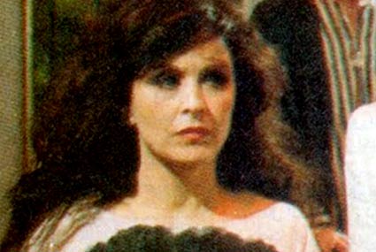 سعاد حسني وصورة نادرة بفستان مطبوع عليه صورة لاعب الكرة الشهيرة محمود الخطيب