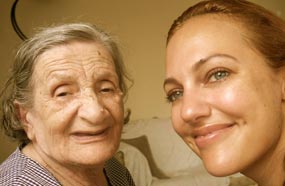 مريم أوزورلي مع جدتها الراحلة