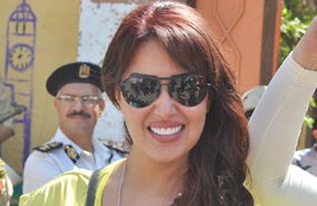 سمية الخشاب تشير بعلامة السيسي فرحا بتصويتها له