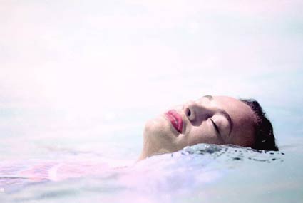 هند صبري‎ مستجمة في البحر