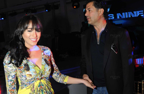 ساندي وراغب علامه يستعدان للحفل.