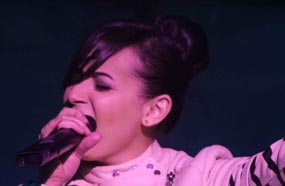 ساندي خلال الحفل