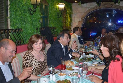 إلهام شاهين وهاله صدقى على ماشدة العشاء