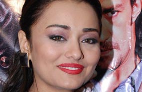 راندا أمام أفيش الفيلم