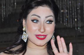 لا تقصد بوسي بالتأكيد علامة "رابعة" فهي أحد المشاركين في أوبريت "تسلم الأيادي" وفي احتفالات الجيش