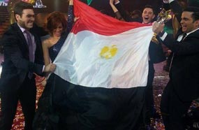 محمود الفائز باللقب يرفع علم مصر على المسرح