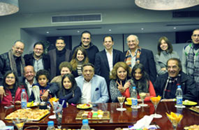 عادل إمام مع فريق مسلسل &quot;صاحب السعادة&quot;