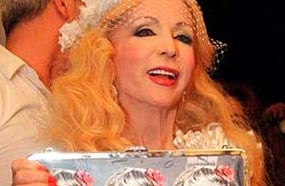 الفنانة الكبيرة صباح مع إحدى الحقائب التي تحمل صورها