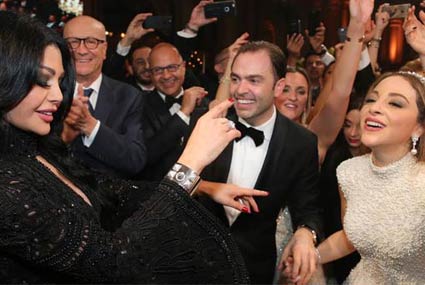 هيفاء وهبي ترقص بصحبة العروسين