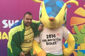 شيكو مع تميمة كأس العالم 2014