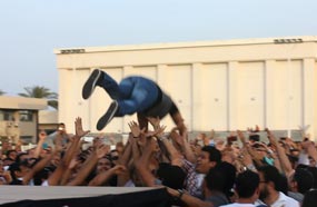 سامو زين أثناء قفزه فوق جمهور حفل الأكاديمية البحرية