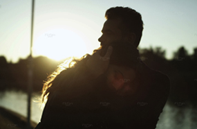 سامو زين يحتضن موديل اغنيته &quot;كلموني عليه&quot;