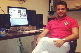 سامو زين في مكتبه يجهز لإعلان ألبومه الجديد