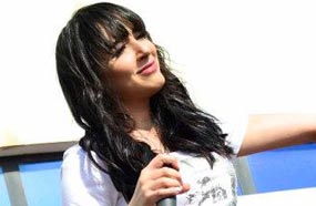 ساندي تشارك طلاب الجامعة الروسية الغناء