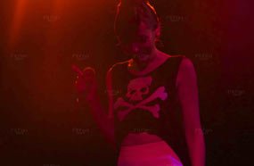 ساندى حضرت الحفل بـ "تي شيرت" أسود عاري بمنطقة البطن مرسوم عليه جمجمة، مع سروال أبيض.