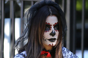 ساندرا بولوك بملابس الهيكل العظمي مع ابنها لويس