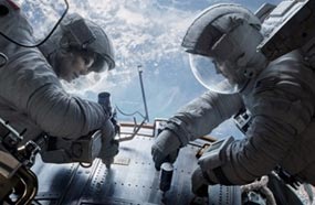 ساندرا بولوك مع جورج كلوني في لقطة من &quot;Gravity &quot;