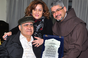 الأب بطرس يهدي سيد زيان صورة &quot;ياسين&quot; في حضور نهال عنبر