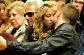 شاكيرا تقبل بيكيه في حفل توقيع كتاب والده