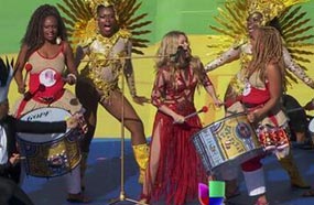 شاكيرا وسط الراقصات