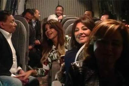 صورة من الأتوبيس الذي يقل الفنانين للتنزه داخل شرم الشيخ