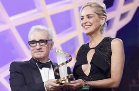 شارون ستون تتسلم جائزتها من رئيس لجنة التحكيم مارتن سكورسيزي