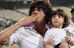 شاه روخ خان مع ابنه