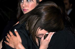 انهيار شذى أثناء تلقيها العزاء في والدها