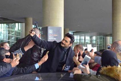 نشر الفنان تامر حسني صورة له من استقبال جمهوره في الأردن التي أحيا فيها حفلا غنائيا ناجحا.

