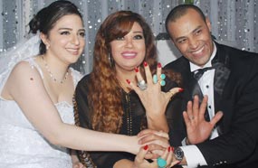 فيفي عبده مع العروسين