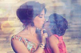شيرين تمنح قبلة لإحدى بناتها