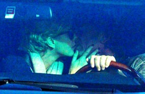 تشارليز ثيرون تقبل شون بن في أحدث ظهور لهما