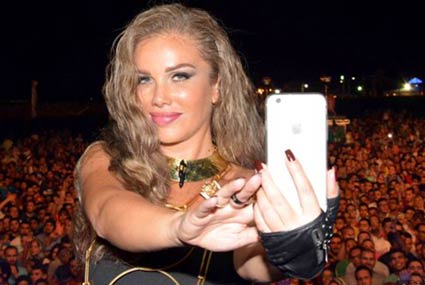 بالصور- نيكول سابا تلتقط Selfie مع جمهورها في حفلها لثاني أيام عيد الفطر