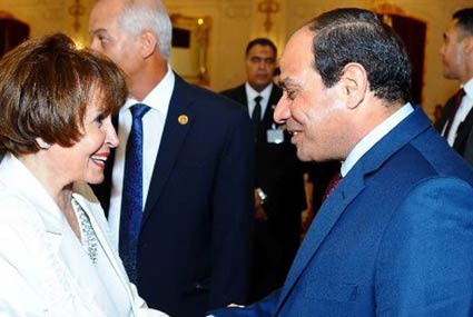 السيسي يصافح سميرة أحمد