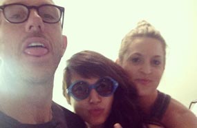 ساندي مع مصمم الشعر العالمي