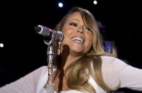 <p style="direction: rtl; text-align: right;">شنت "حقوق الإنسان" هجوما عنيفا على المطربة ماريا كاري بسبب الحفل الذي أحيته لرئيس أنجولا جوزيه إدواردو دوس سانتوس، الأحد 15 ديسمبر، بدعوى أنه رئيس فاسد.</p>
<p style="direction: rtl; text-align: right;">&amp;nbsp;</p>
<p style="direction: rtl; text-align: right;">ووفقا لبعض التقارير الإخبارية، من المرجح أن ماريا التي لم تعلق على الأمر حتى الآن، قد تقاضت مليون دولار من أجل إحياء الحفل.</p>
<p style="direction: rtl; text-align: right;">&amp;nbsp;</p>
<p style="direction: rtl; text-align: right;">وغنت كاري لدوس سانتوس لمدة ساعتين في استاد "لوانداس كوكويروس" ضمن احتفالا الصليب الأحمر الأنجولي تحت رعاية شركة " Unitel " للهاتف المحمول التي تملكها إيزابيلا ابنة الرئيس الأنجولي، والتي تترأس أيضا الصليب الأحمر في أنجولا، حسب ما ورد بموقع "E! Online".</p>
<p style="direction: rtl; text-align: right;">&amp;nbsp;</p>
<p style="direction: rtl; text-align: right;">ولا تعد هذه المرة الأولى التي تتعرض كاري لانتقادات بسبب الغناء لأحد الرؤساء، حيث سبق أن وجهت إليها العديد من الانتقادات منذ خمس سنوات، عندما غنت للرئيس الليبي السابق معمر القذافي.</p>
<p style="direction: rtl; text-align: right;">&amp;nbsp;</p>
<p style="direction: rtl; text-align: right;">ويبدو أن كاري لن تتوقف عن إثارة الجدل بسبب حفلاتها الخاصة للرؤساء المتهمين بانتهاك حقوق الإنسان، حيث أحيت عشية رأس السنة لحسن البلقيه سلطان بروناي دار السلام الذي يحكم البلاد منذ عام 1967.</p>
<p style="direction: rtl; text-align: right;">&amp;nbsp;</p>