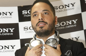 رامي عياش ممسكا بالسماعات الجديدة