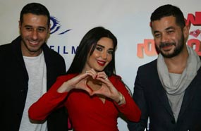 سيرين عبد النور وسط شريف سلامة وأحمد صلاح السعدني في العرض الخاص لفيلم &quot;سوء تفاهم&quot;
