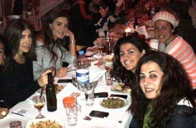 سيرين تحتفل مع فريق العمل