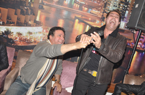 مزاح بين حكيم وإيمان البحر درويش 