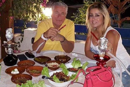 نشرت فاتن موسى صورة لها مع زوجها مصطفى فهمي أثناء تواجدهما بالساحل الشمالي، وظهرا يشربان الشيشة.
